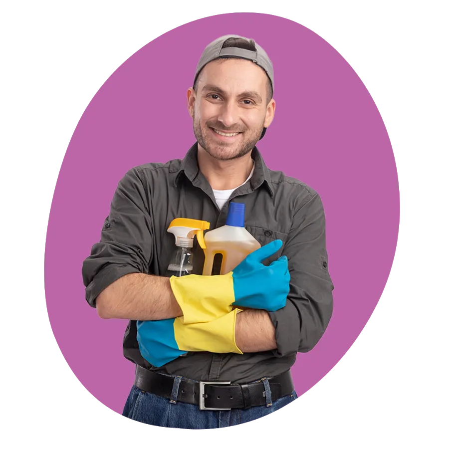 Operario de limpieza con productos y guantes