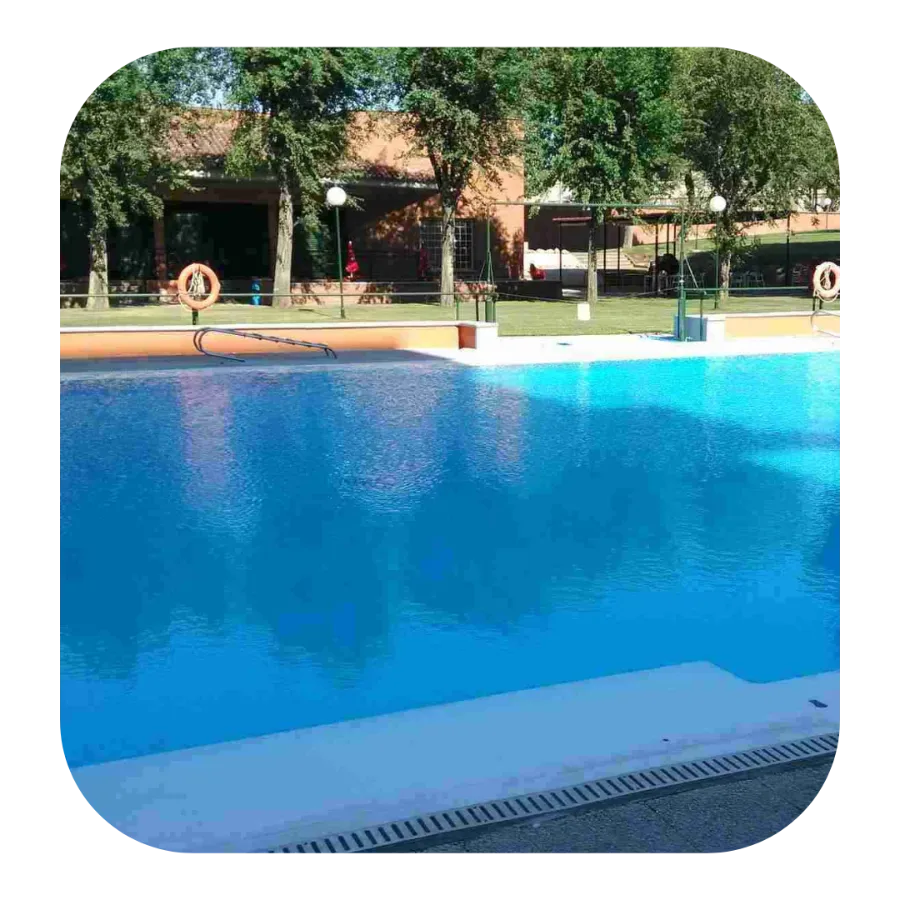 Piscina comunitaria limpia y cuidada