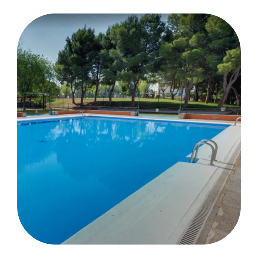 Piscina comunitaria con el agua cristalina