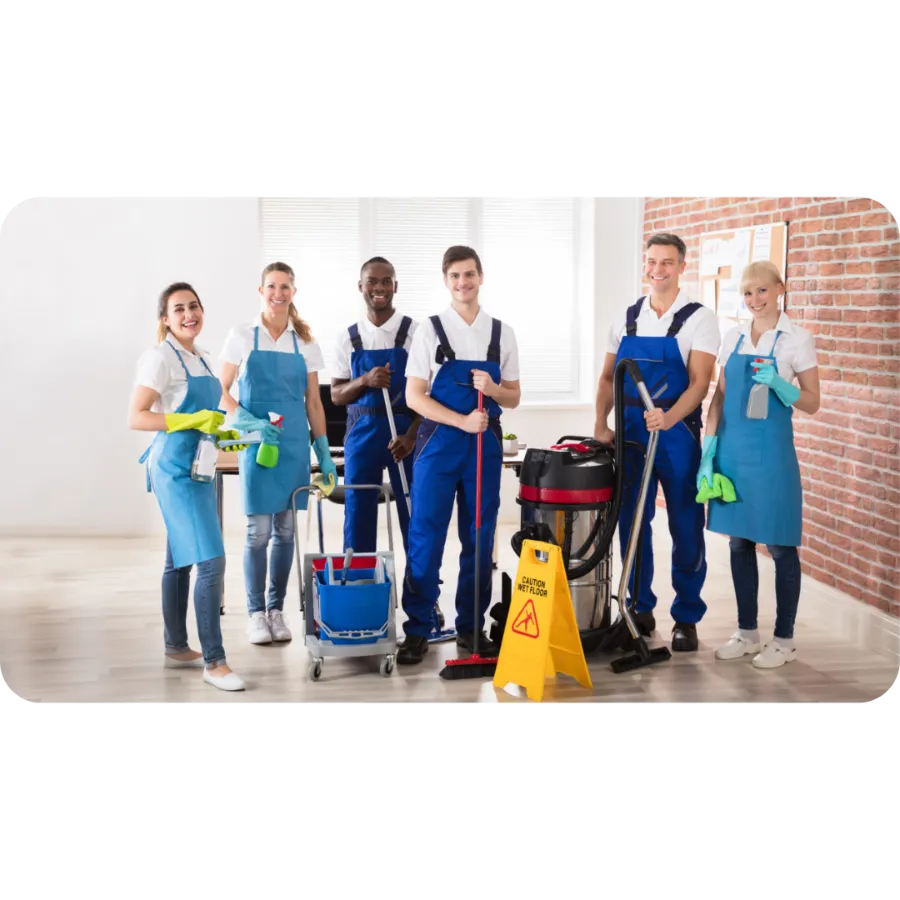 Equipo de limpieza de Cifor con sus herramientas de trabajo